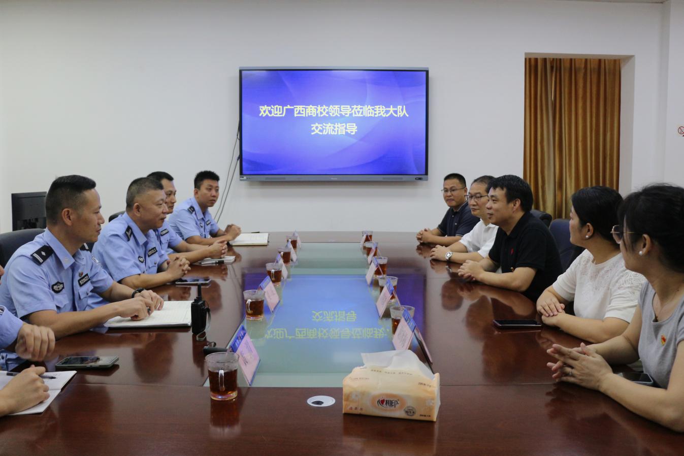 广西商业学?？拱艘唤ň谖课驶疃?共叙军民鱼水情